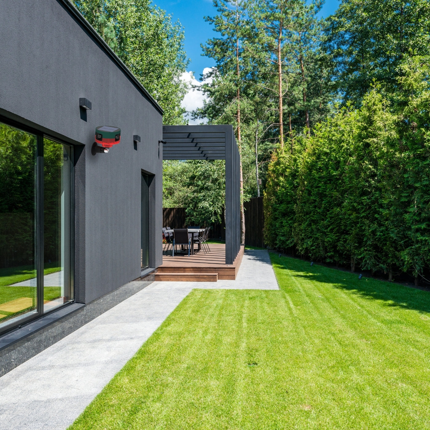 Solarbetriebene Bewegungsmelder-Stroboskoplampe mit 360° Sensor, 13 Sounds, IP65 Wasserdicht – Umweltfreundlicher Stinktier-Vertreiber für Haus & Garten