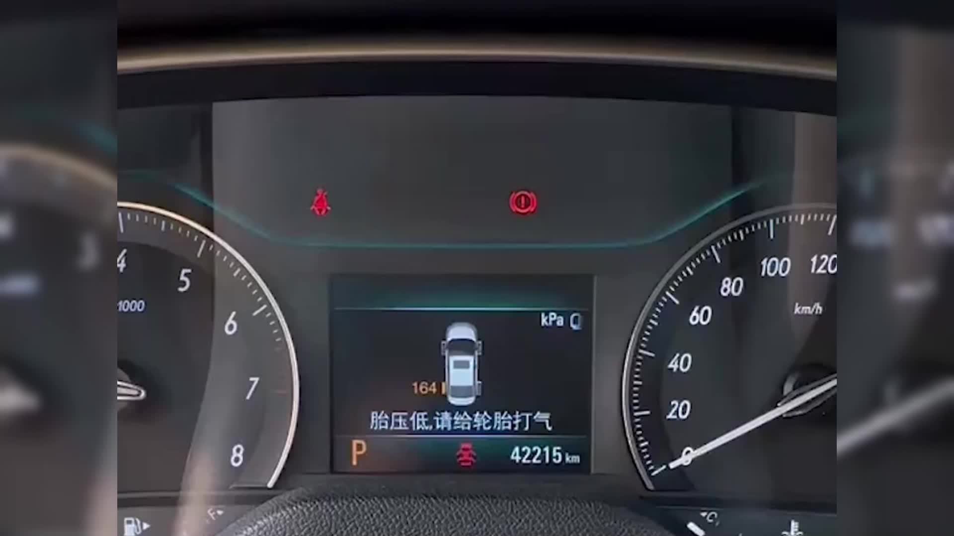 Tragbarer Luftkompressor – Intelligenter Reifenaufblasgerät mit LCD-Display und LED-Leuchten