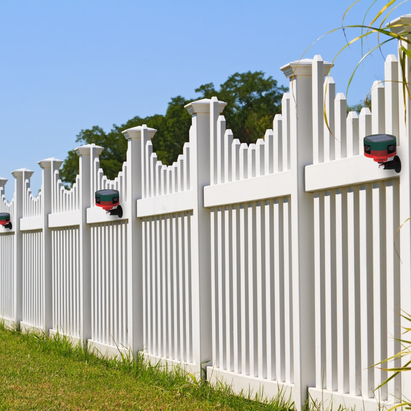Solarbetriebene Bewegungsmelder-Stroboskoplampe mit 360° Sensor, 13 Sounds, IP65 Wasserdicht – Umweltfreundlicher Stinktier-Vertreiber für Haus & Garten