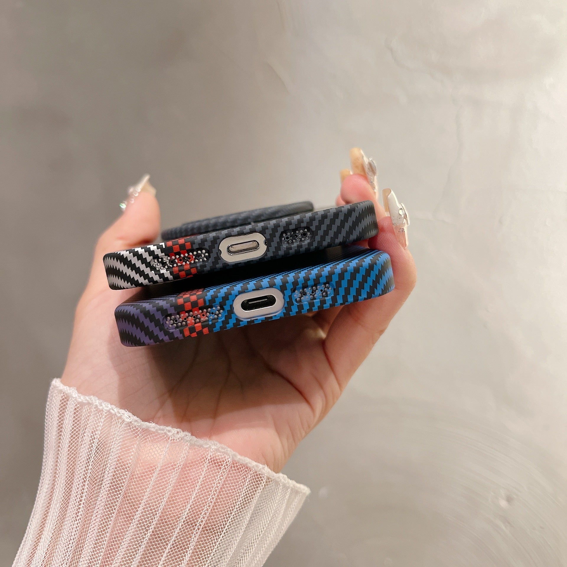 Stilvolle Kohlenstofftextur-Hülle mit rotem Akzentstreifen & 360° drehbarem magnetischem Ring