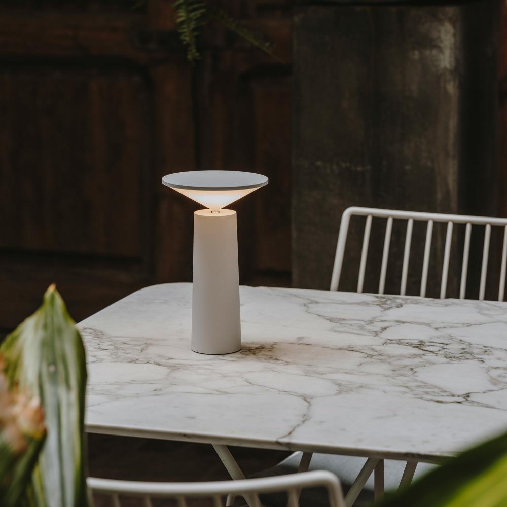 Zelara - Tragbare USB Lade Tischlampe mit flexiblen Beleuchtungsoptionen