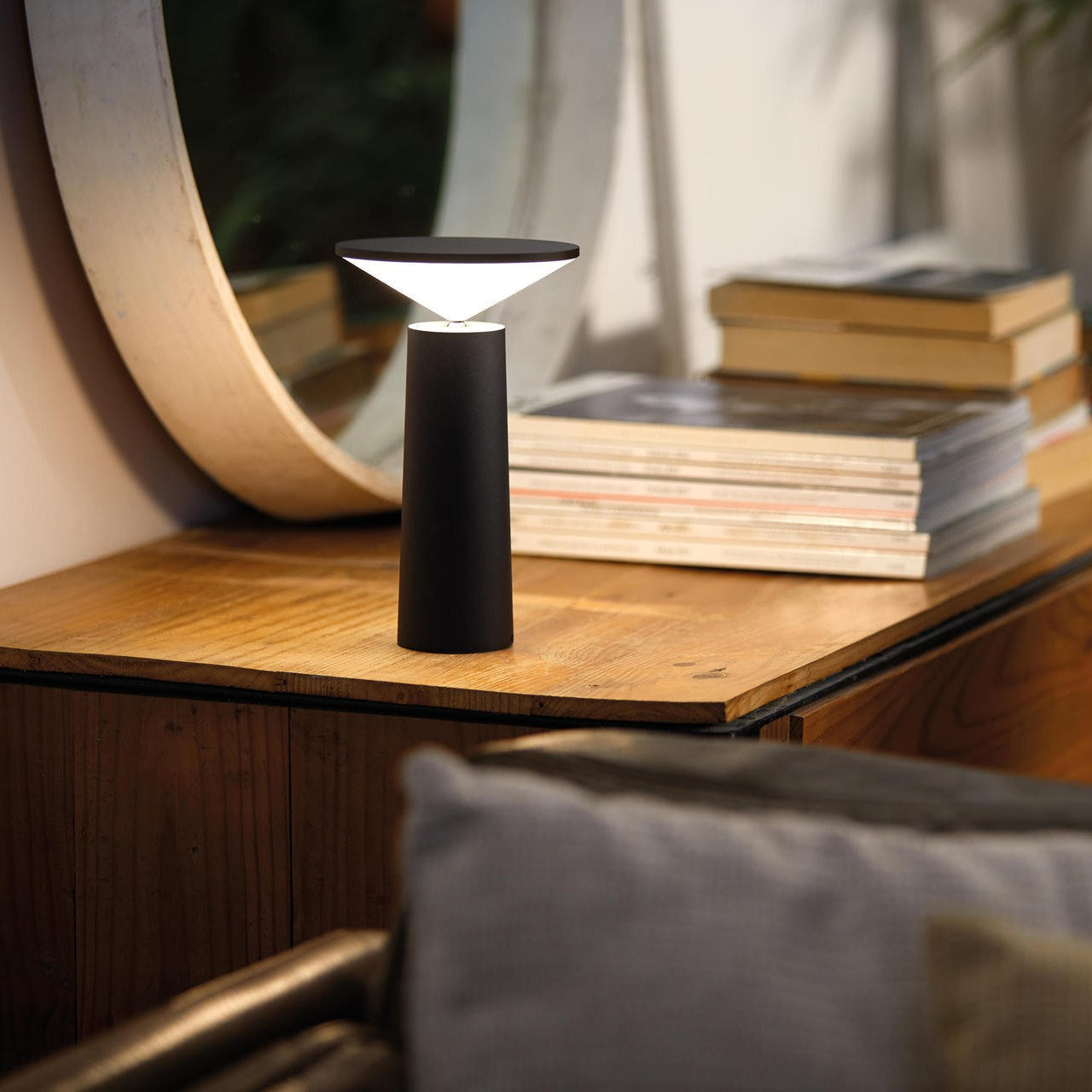 Zelara - Tragbare USB Lade Tischlampe mit flexiblen Beleuchtungsoptionen