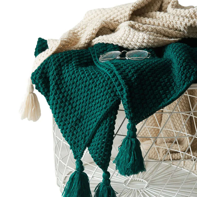 Kuschelige Strickdecke mit Fransen - Wohndecke aus weicher Wolle