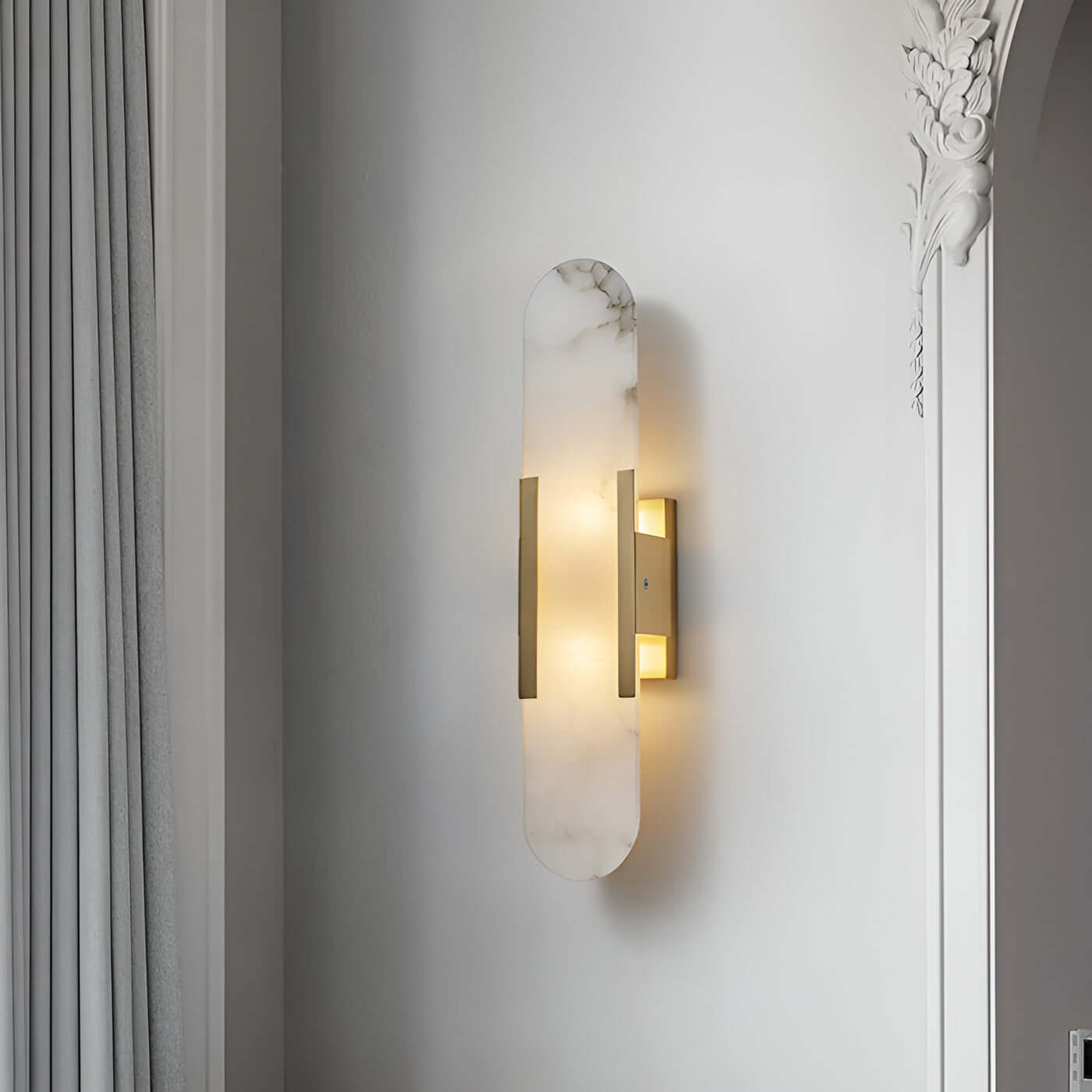 Langgestreckte Alabaster-Wandleuchte