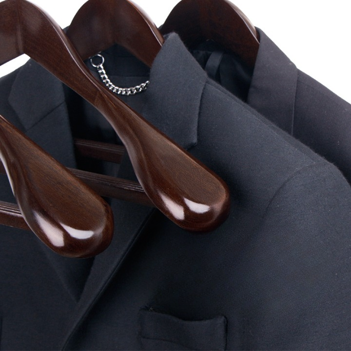 Luxe Kleiderbügel aus Holz