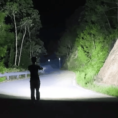 100.000 Lumen Wiederaufladbare LED Taschenlampe | Wasserdicht, Stoßfest & Ideal zum Wandern, für Notfälle & Stromausfälle