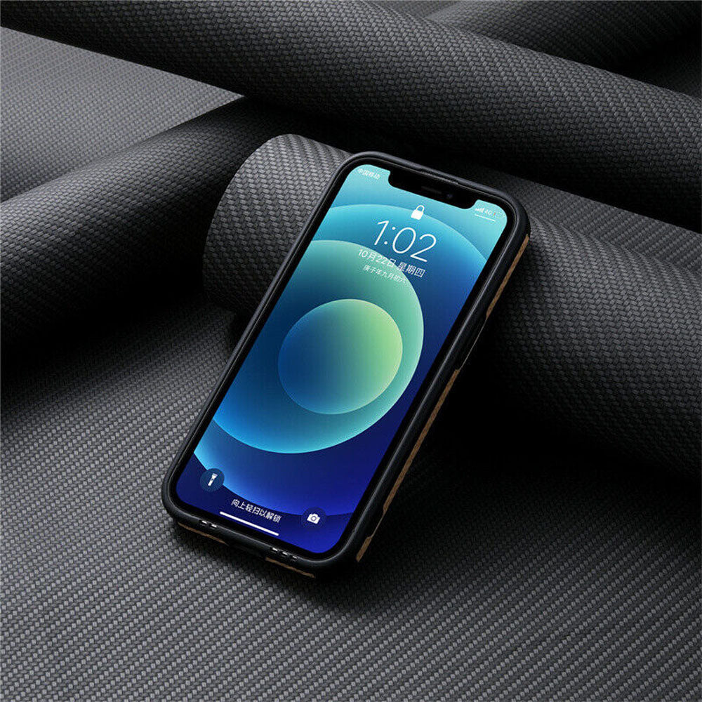 Hochwertiges Kohlefaser-Magnetgehäuse mit Kartenhalter iPhone Hulle | MagSafe Wallet Case Schutzhülle mit Rundumschutz und Kameralinsenschutz | Panzertasche Handyhülle für Apple iPhone 15/14/13/12/11 Pro Max, Plus, Mini Cover | Limitierte Auflage