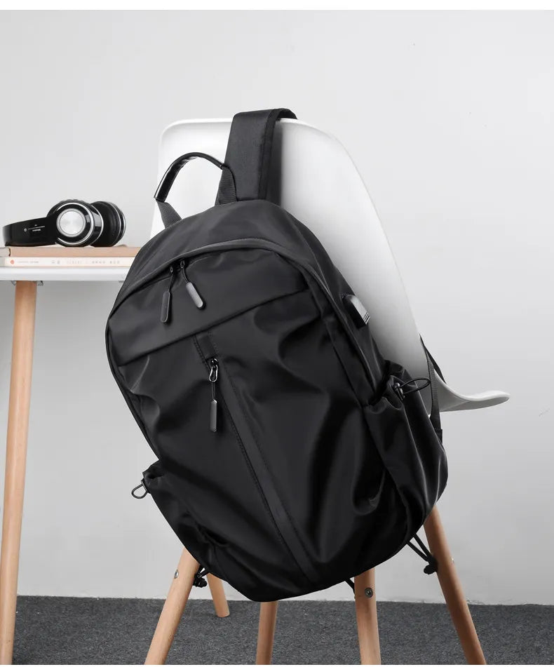 Wasserdichter Rucksack mit USB -Ladeanschluss