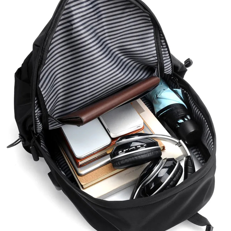 Wasserdichter Rucksack mit USB -Ladeanschluss
