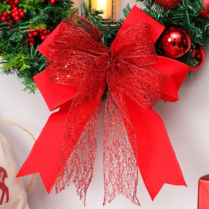 Weihnachtskranz mit LED-Laterne Roter Schleife und Ornamenten