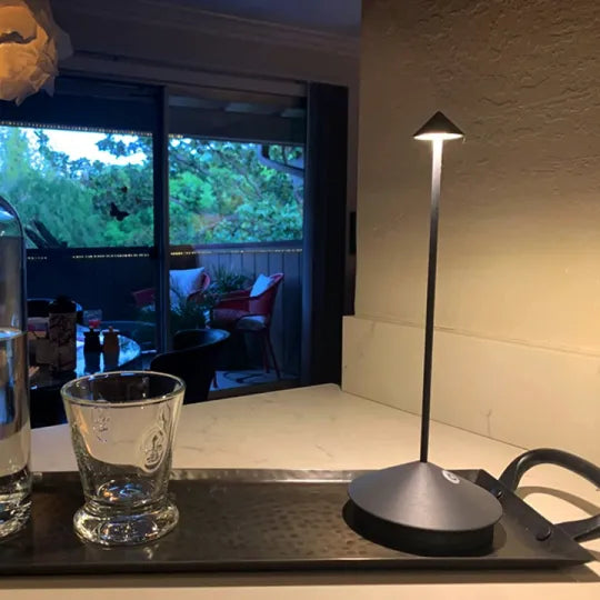 LED Tischlampe – Wasserdicht, Dimmbare, Minimalistisches Design für Wohn- und Schlafzimmerbeleuchtung