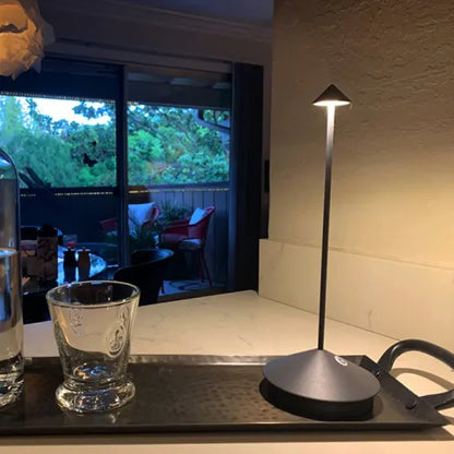 LED Tischlampe – Wasserdicht, Dimmbare, Minimalistisches Design für Wohn- und Schlafzimmerbeleuchtung