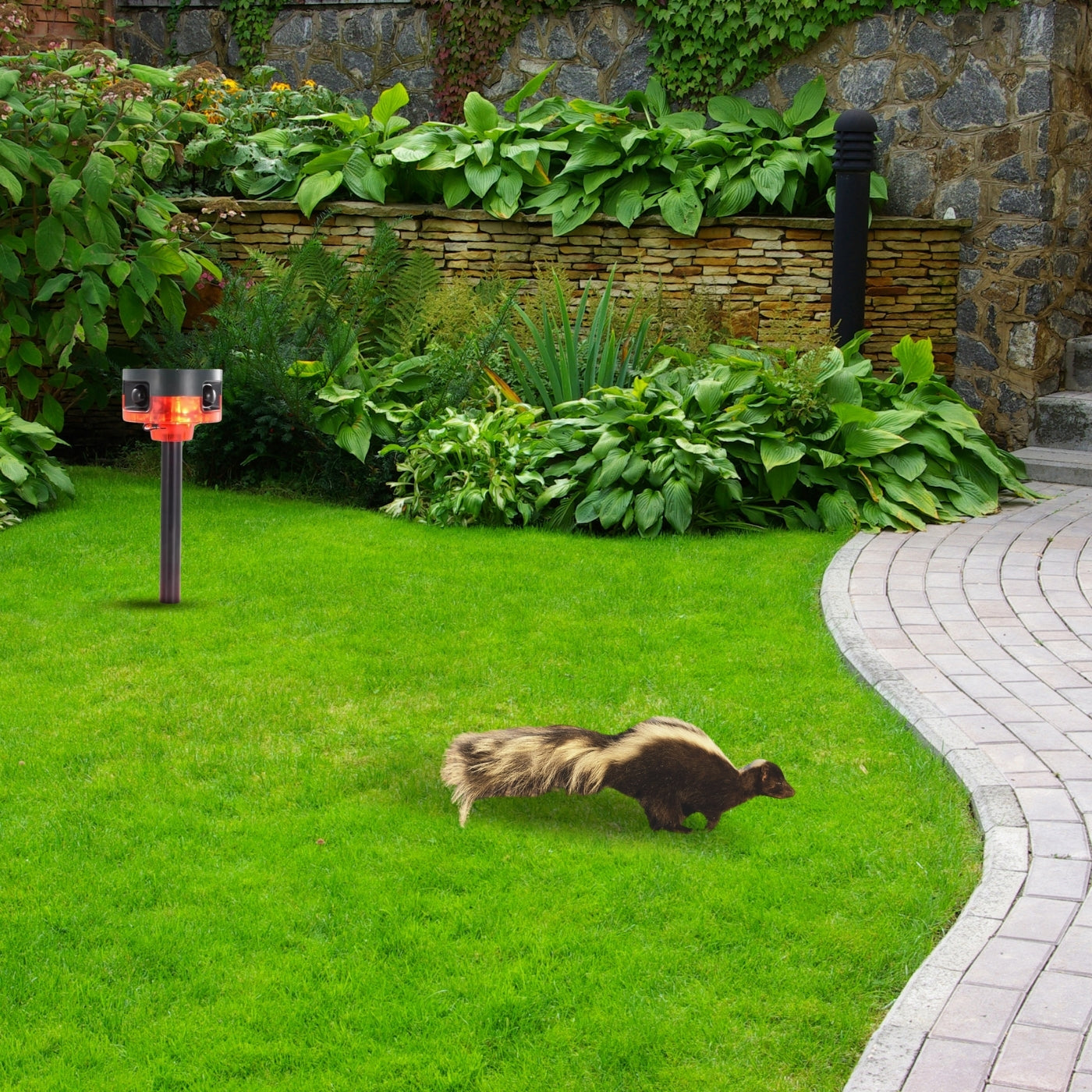 Solarbetriebene Bewegungsmelder-Stroboskoplampe mit 360° Sensor, 13 Sounds, IP65 Wasserdicht – Umweltfreundlicher Stinktier-Vertreiber für Haus &amp; Garten