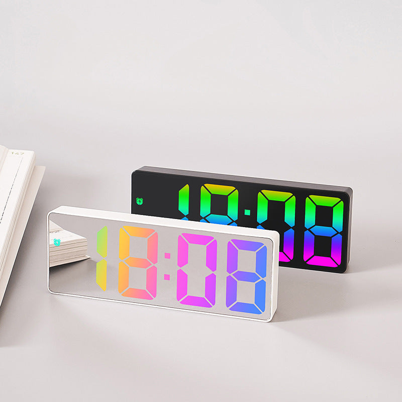 Bunte LED Digitaluhr – Für einen fröhlichen Start in den Tag