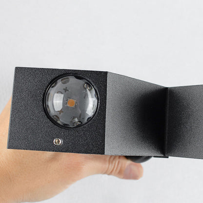 Moderne LED-Wandleuchte in X-Form für den Außenbereich