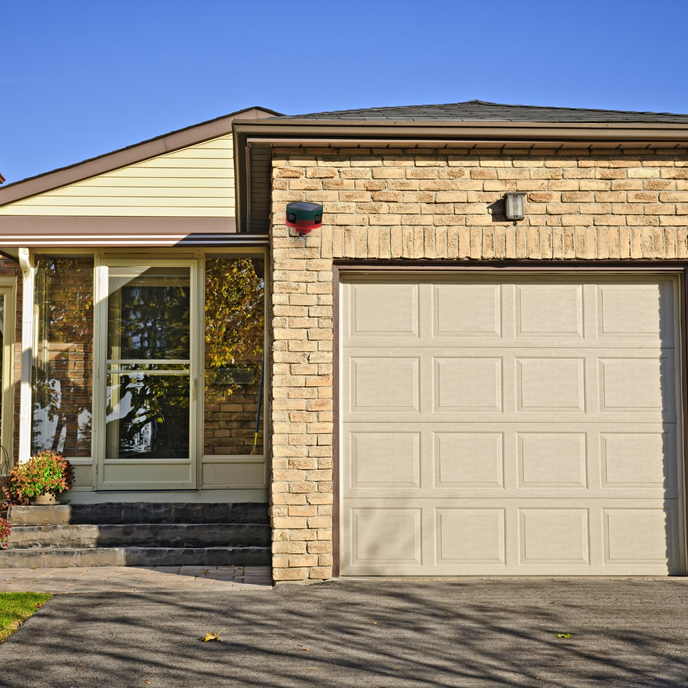 Solarbetriebene Bewegungsmelder-Stroboskoplampe mit 360° Sensor, 13 Sounds, IP65 Wasserdicht – Umweltfreundlicher Stinktier-Vertreiber für Haus &amp; Garten
