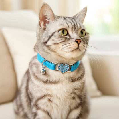 Katzenhalsband mit Herz &amp; Glöckchen | Weiches Samtband mit Sicherheitsverschluss