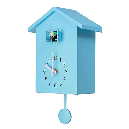 Moderne Kuckucksuhr mit minimalistischem Design