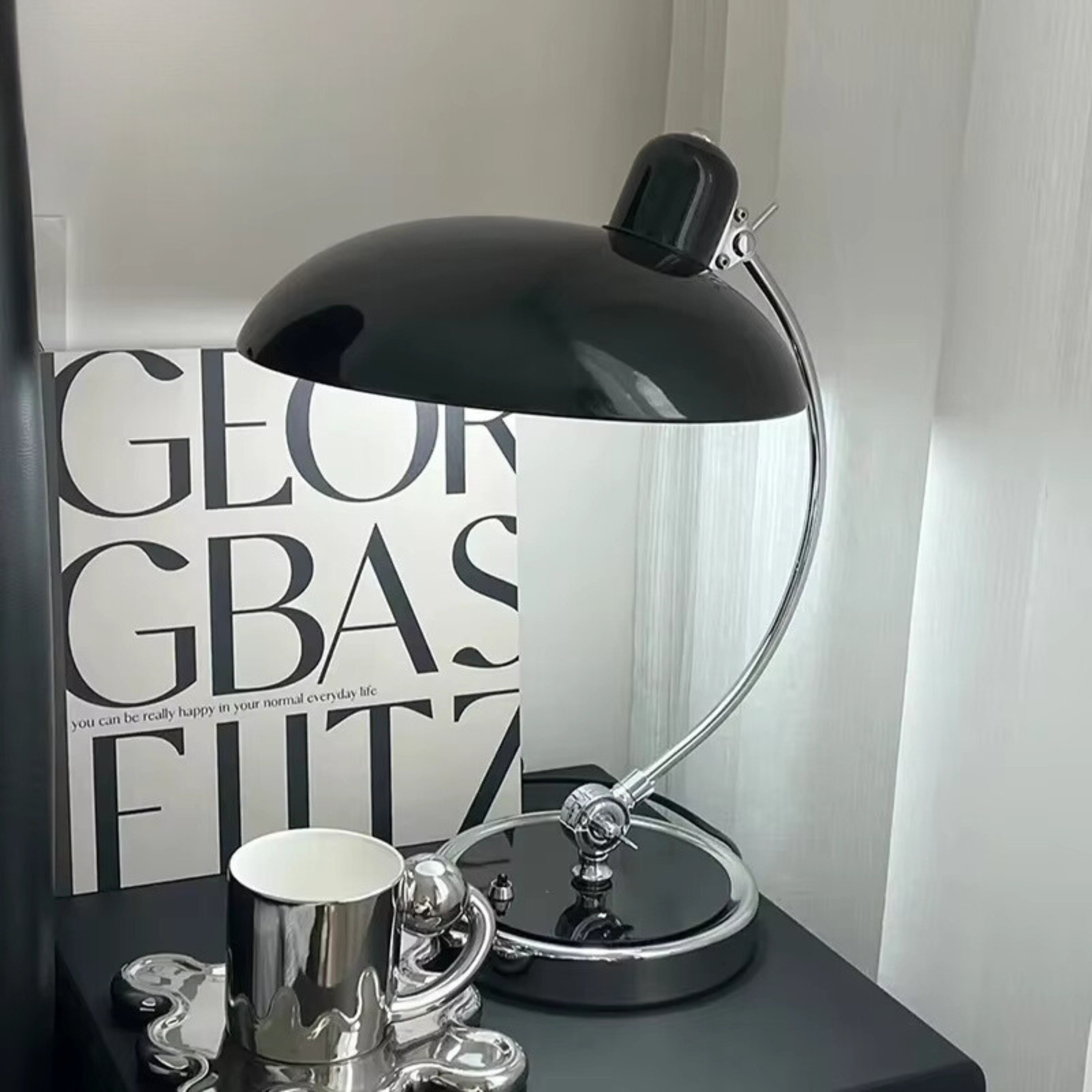 ScandiArc Tischleuchte – Bauhaus-inspirierte Eisenlampe