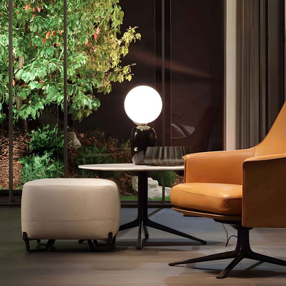 Elegante Tischleuchte mit Glasfuß