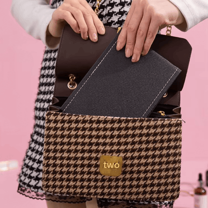 Kompakter Kosmetikspiegel mit Ständer