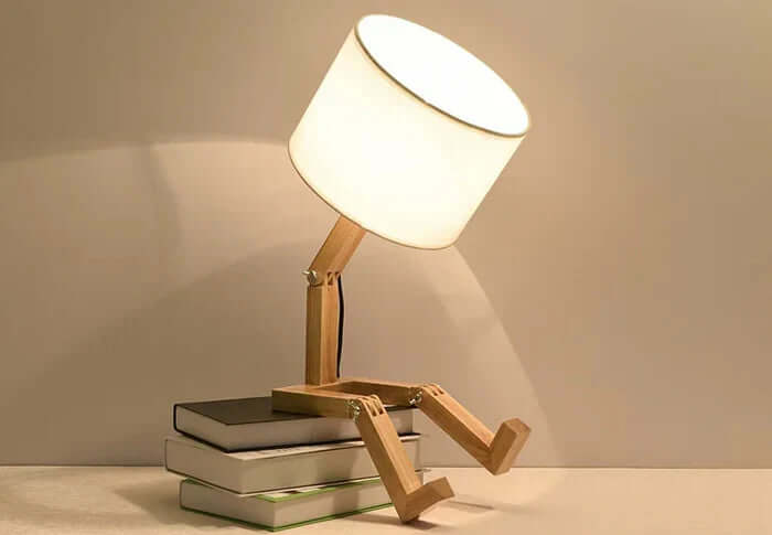 Hölzerne Tischlampe mit Bücherhalter - Flexibel &amp; Modern