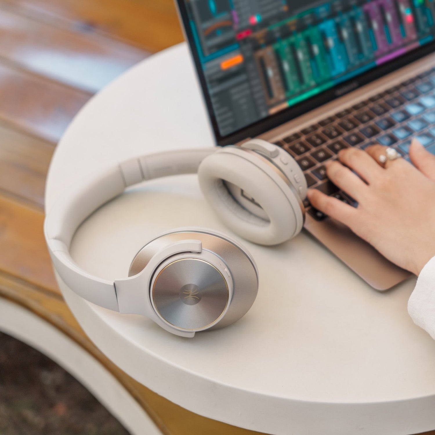 OneOdio A-Serie Aktive Geräuschunterdrückende Drahtlose Kopfhörer – Over-Ear Komfort | Bluetooth 5.0 - Eingebaute Mikrofon, Typ C Ladeanschluss &amp; Tragetasche