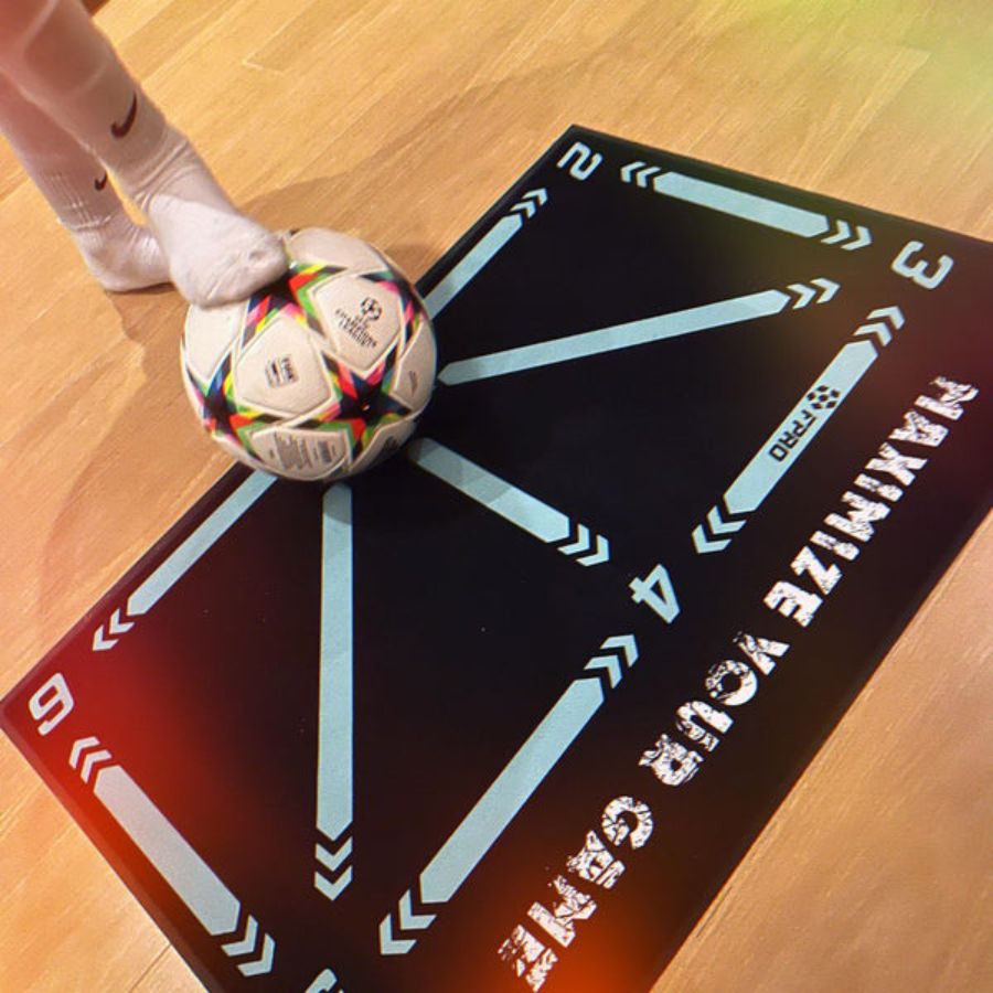 Football Pro Trainingsmat | Rutschfest, 2x2m Fläche &amp; Video-Programm zur Fähigkeitsverbesserung und Heimtraining