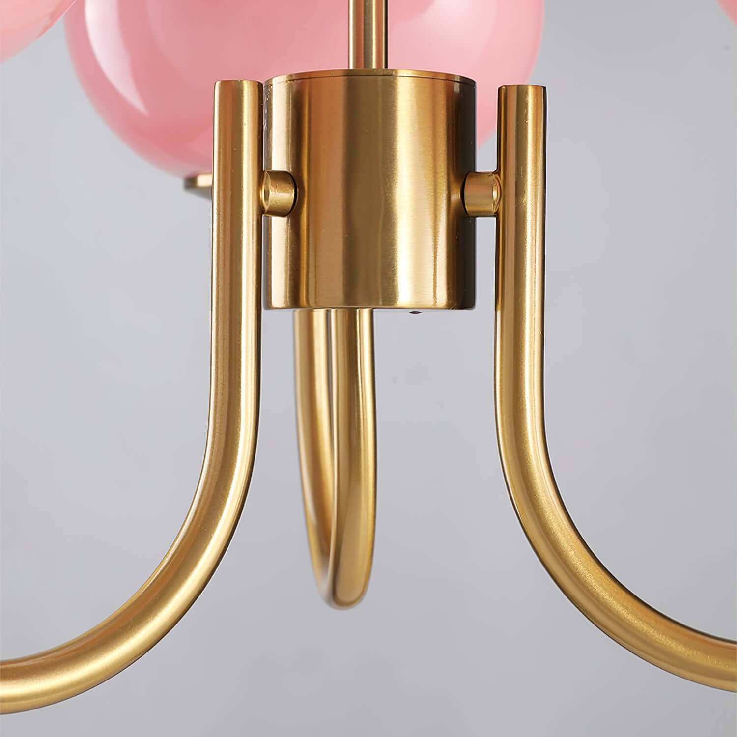 Moderner Kronleuchter mit Rosa Glasschirmen