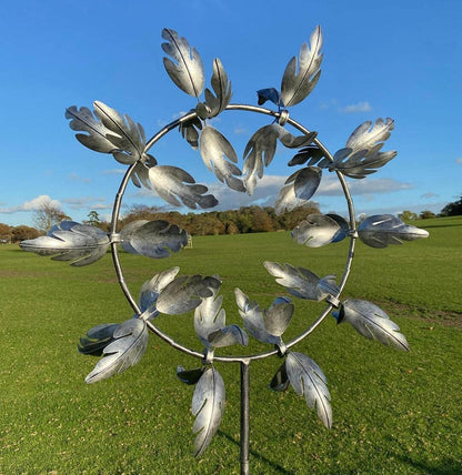 Magische Metallwindmühle: Kinetischer Windspinner für den Garten