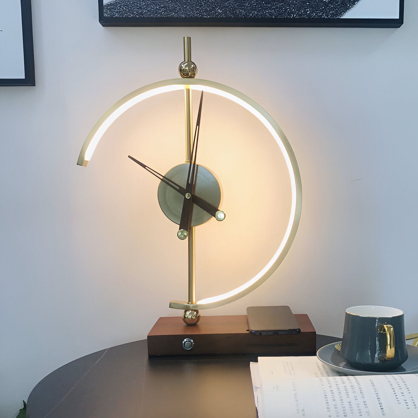 Moderne LED Tischlampe mit Uhr und Kabellosem Ladegerät
