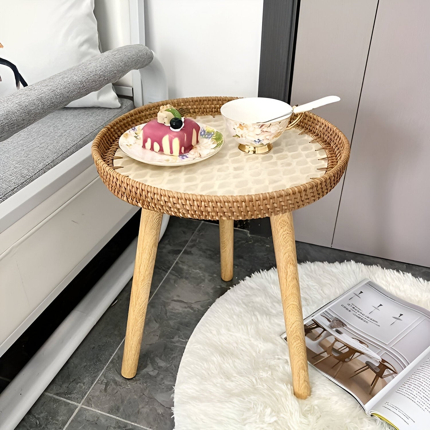 ScandiTripod Runder Couchtisch aus Rattan – Handgefertigt