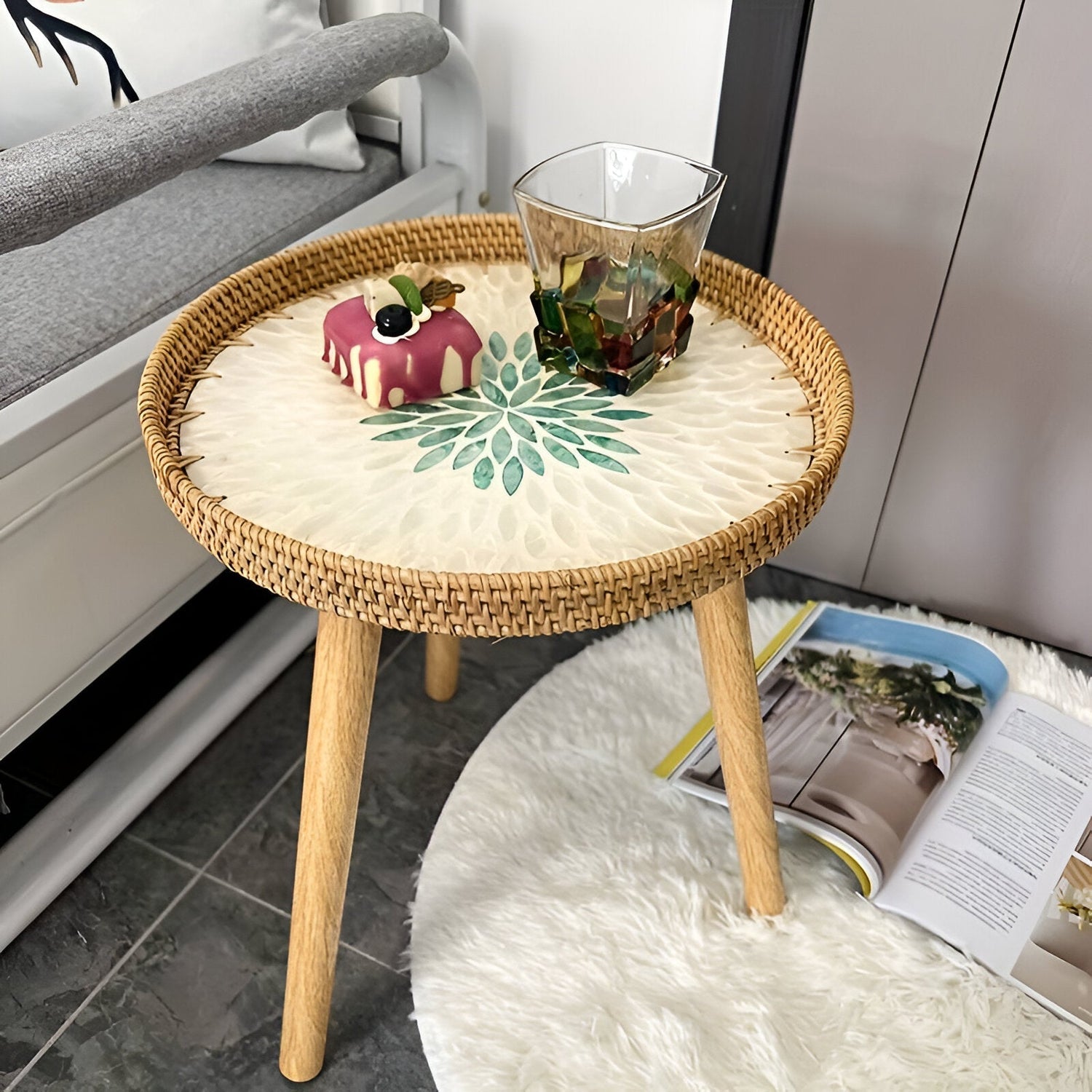 ScandiTripod Runder Couchtisch aus Rattan – Handgefertigt