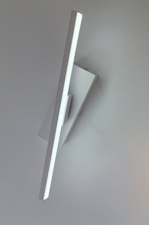 Moderne drehbare Leuchte im eleganten minimalistischen Stil