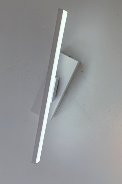 Moderne drehbare Leuchte im eleganten minimalistischen Stil