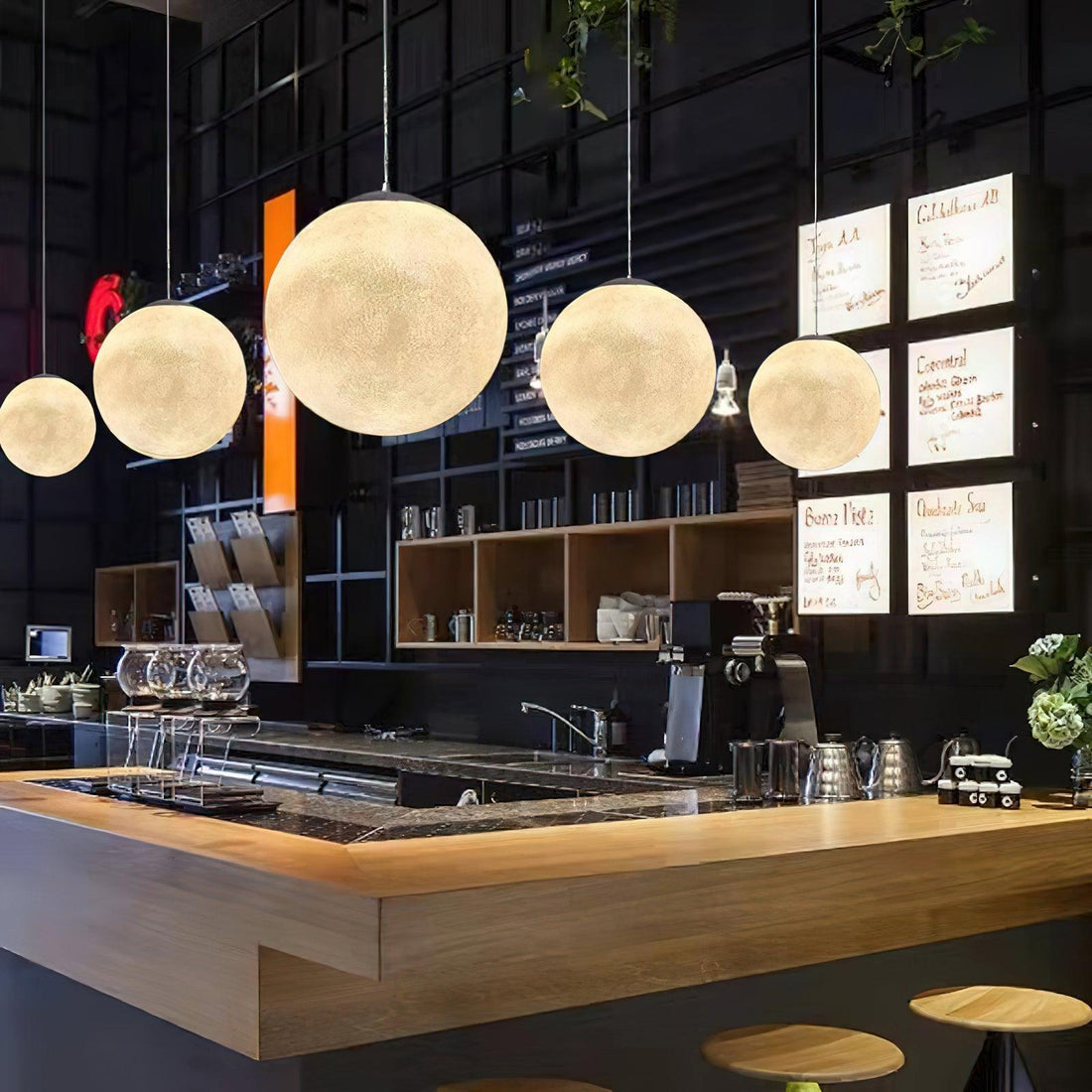 Elegante Pendelleuchte im Mondstil