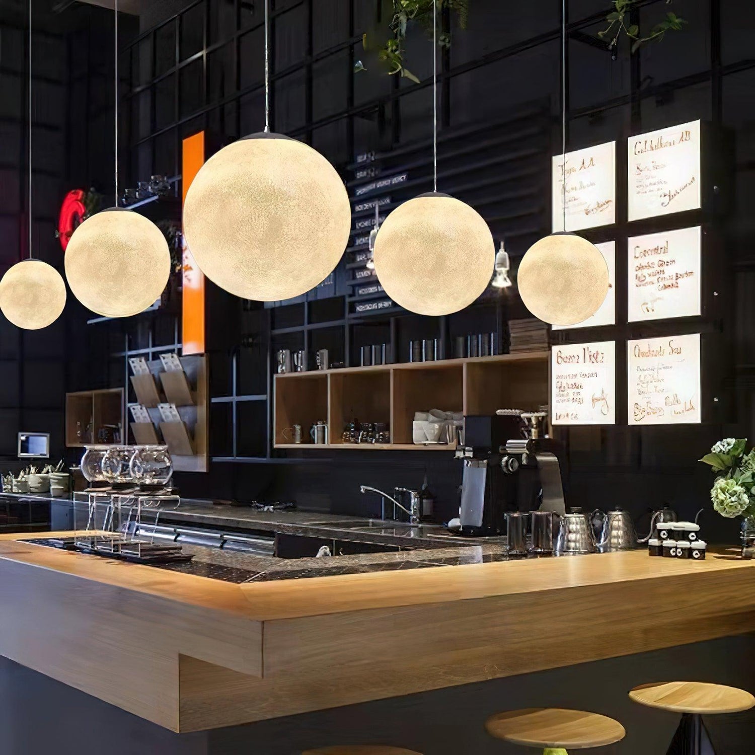 Elegante Pendelleuchte im Mondstil