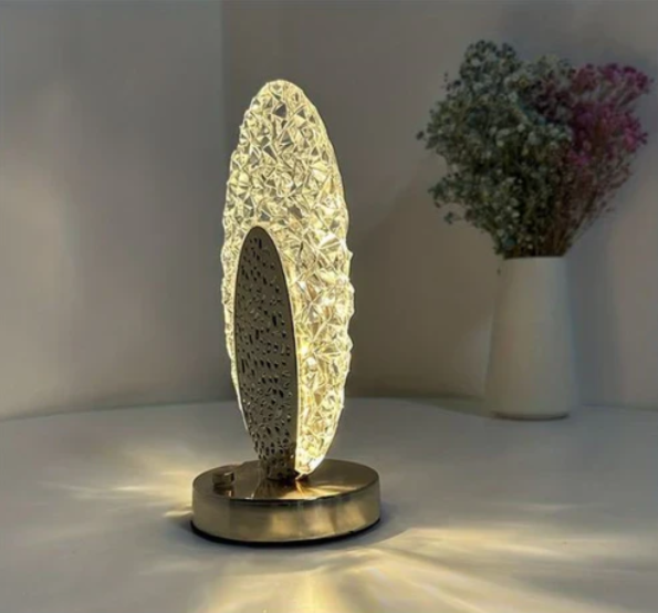 Elegante Tischlampe im Pfauendesign