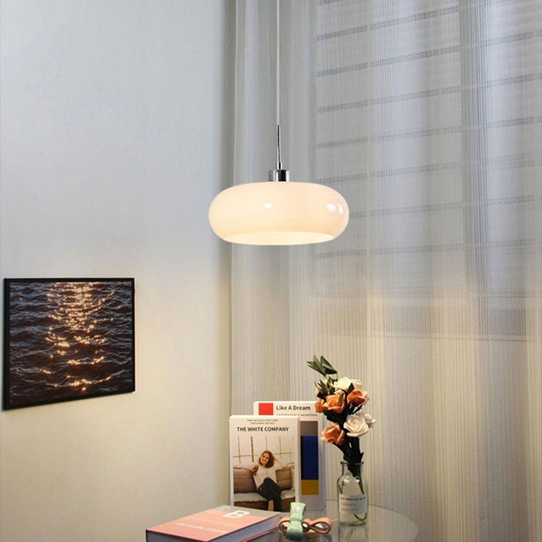 Warm Leuchtende Pendelleuchte Aus Milchglas