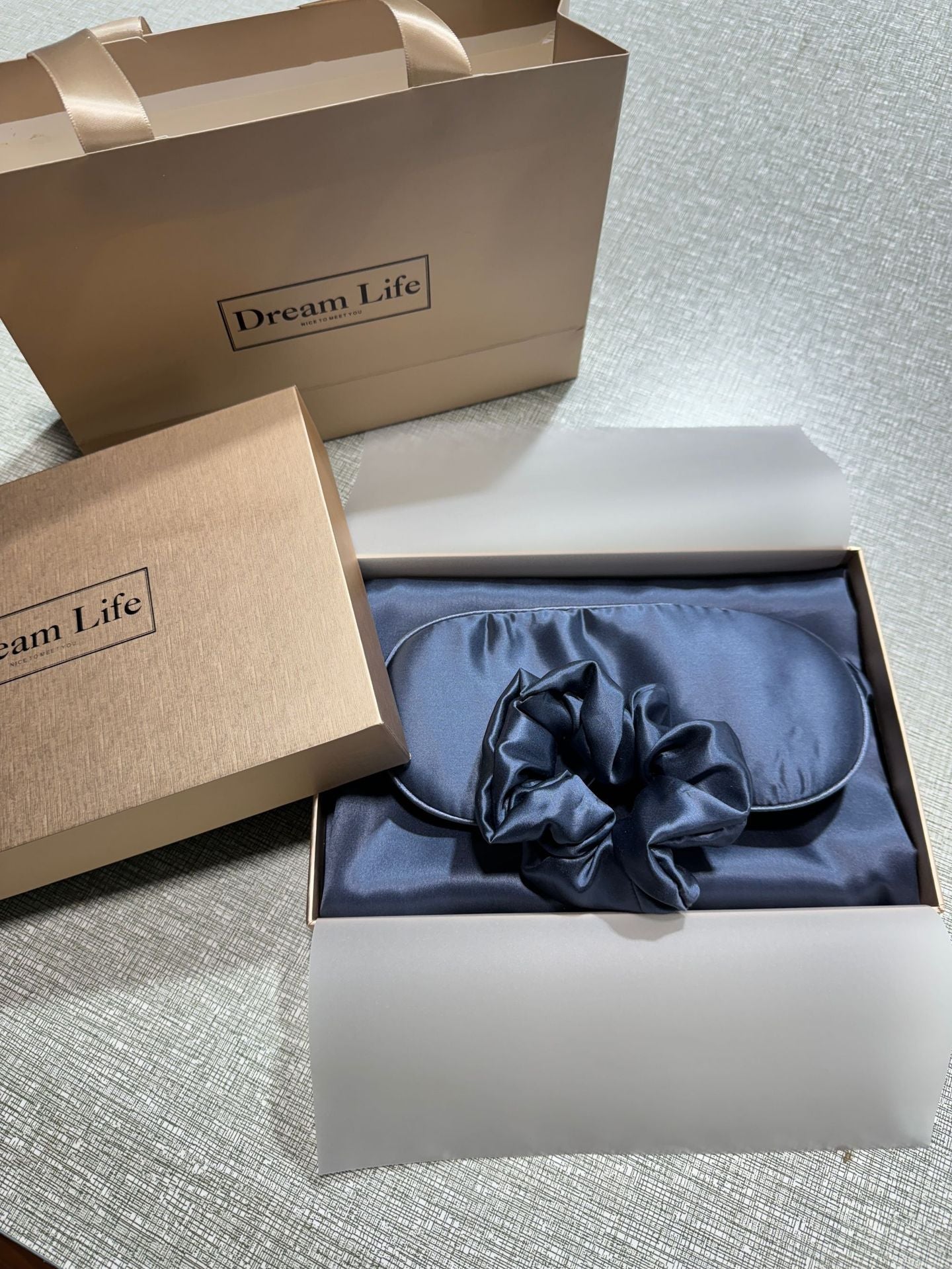 Elegantes 3-Teiliges Set aus Kissenbezug, Augenmaske und Haargummi