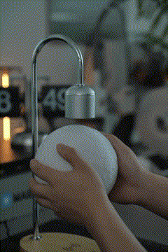 Schwebende LED Lampe mit kabellosem Handy-Ladegerät – Moderne Design Tischlampe aus Aluminium und Holz