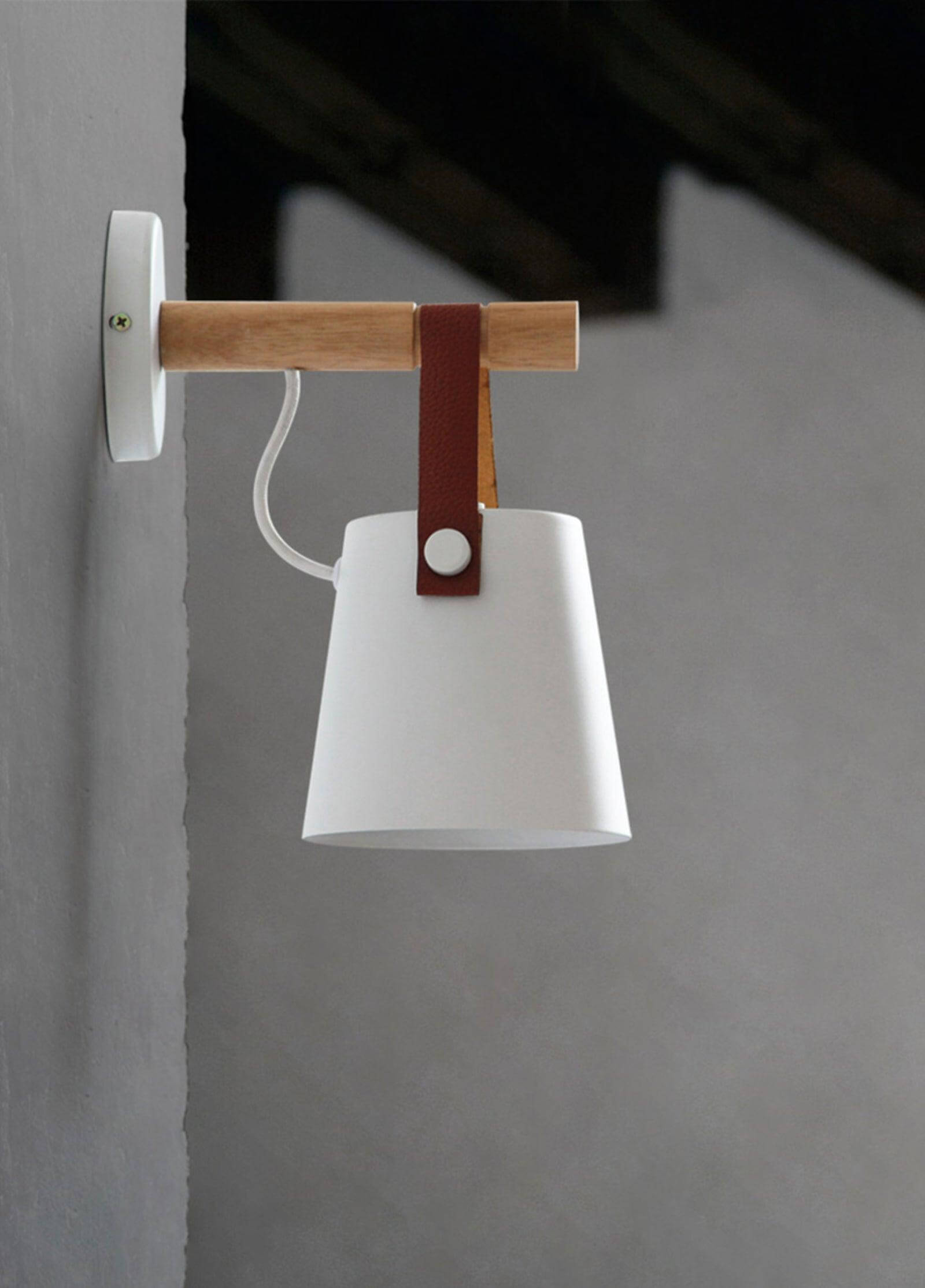 Konische Holz-Wandleuchte