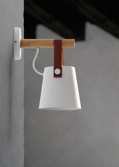 Konische Holz-Wandleuchte