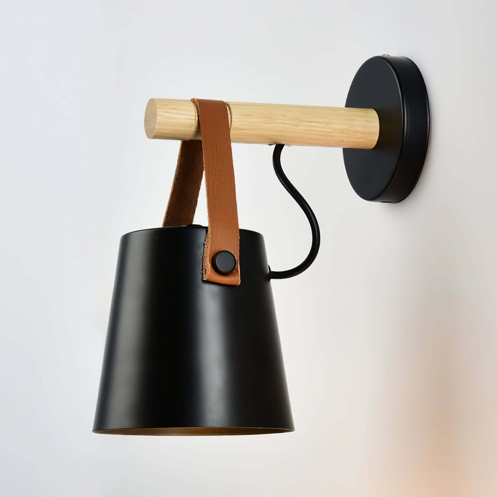 Konische Holz-Wandleuchte