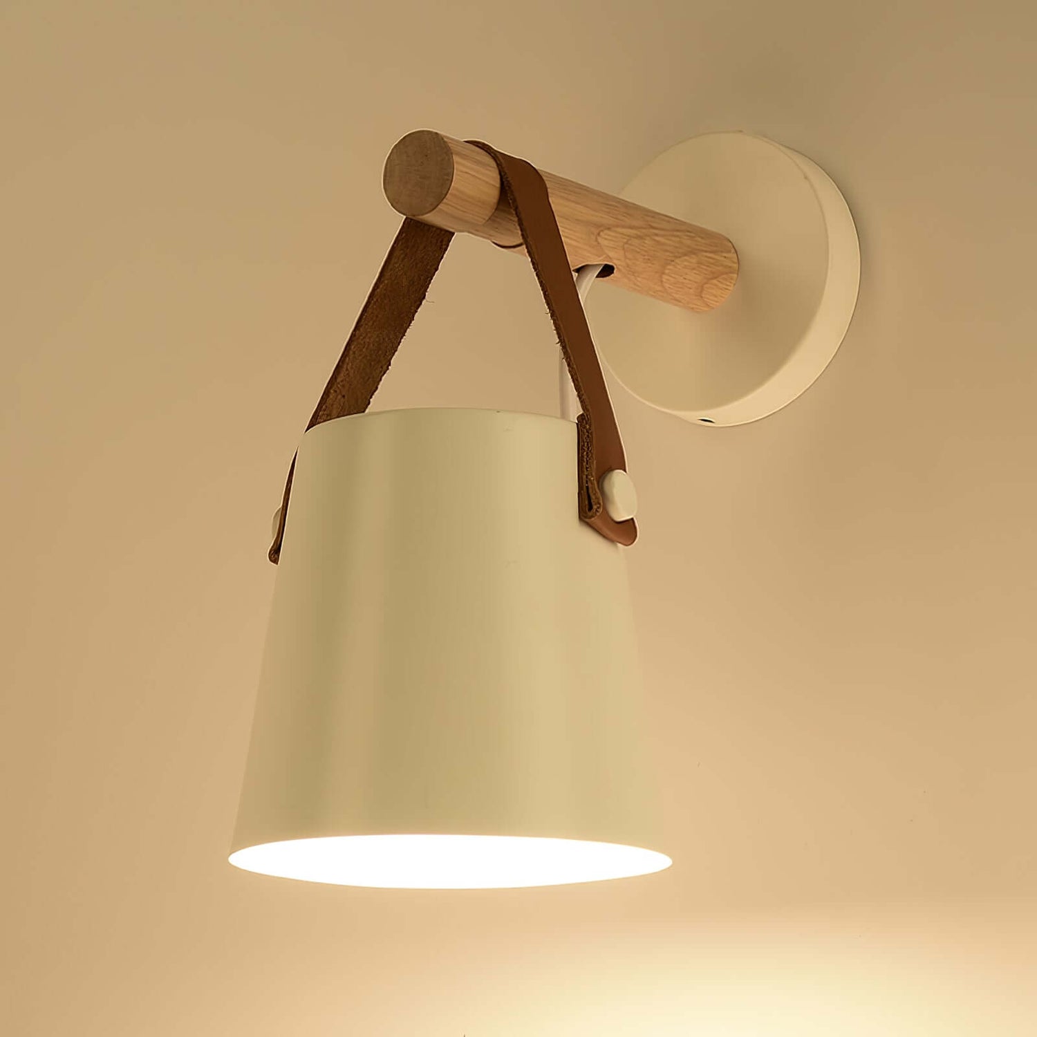 Konische Holz-Wandleuchte