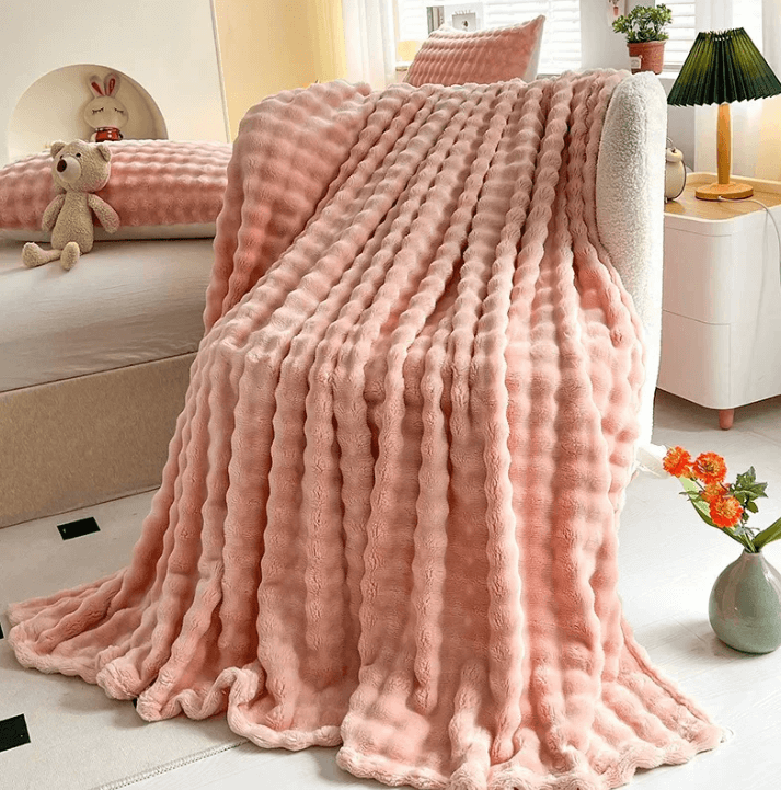 Kuschelige Fleece-Decke mit 3D-Blasenstruktur