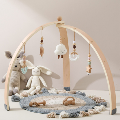 Baby Aktivitätsbogen aus Holz – Förderung durch Hängespielzeuge