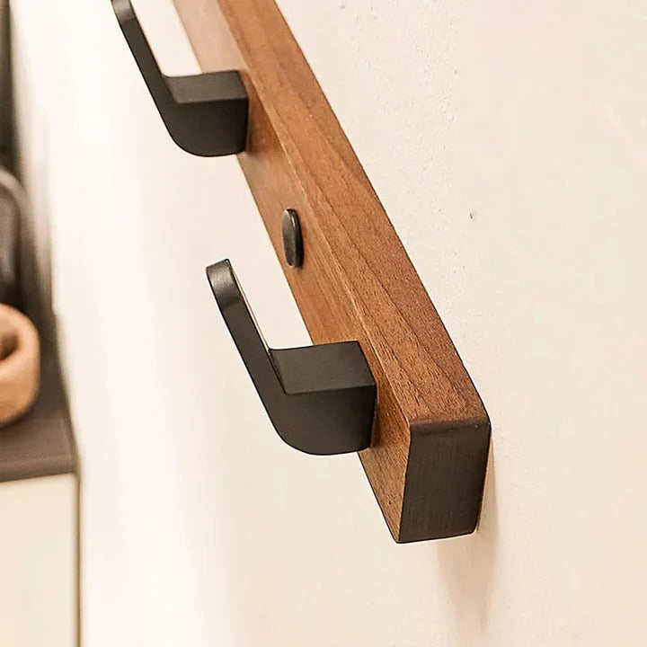 Minimalistischer wandmontierter Kleiderhaken mit Holz- und Metallkleiderhalter