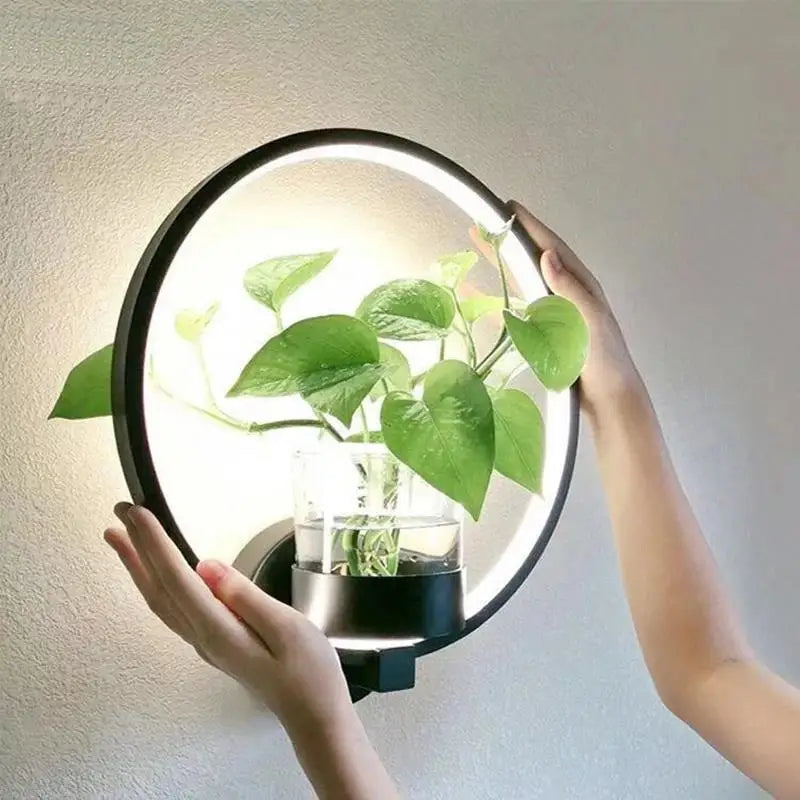 Moderne Wandleuchte mit Pflanzgefäß