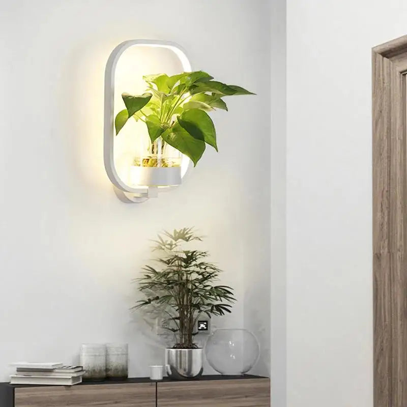 Moderne Wandleuchte mit Pflanzgefäß